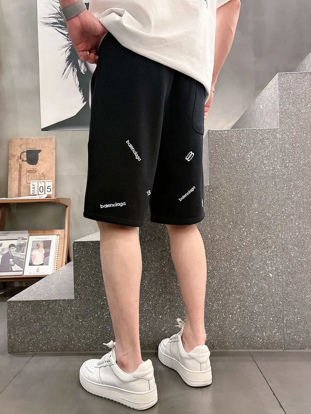 Balenciaga's three-standard complete 2026 summer New Arrival men's casual shorts, advanced custom-made Breathable fabric, Breathable fabric, extremely stretchy and comfortable, impeccable details, top-grade accessories, original logo design concept, delicate and soft feel! The upper body fit is awesome! Size: M-XXXL Please state your height and weight when ordering